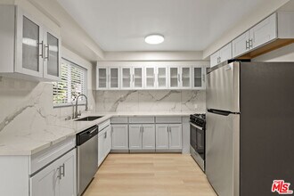 7825 W Manchester Ave in Los Angeles, CA - Foto de edificio - Building Photo