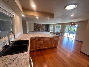 2100 Hobert St in Medford, OR - Building Photo - Building Photo