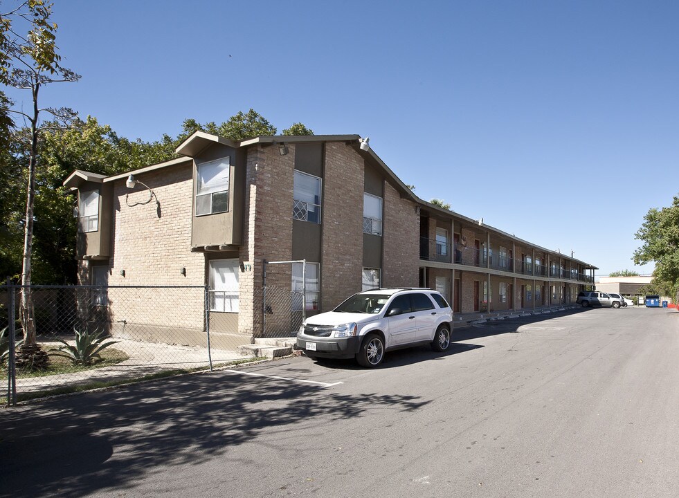 Grayson Ridge in San Antonio, TX - Building Photo