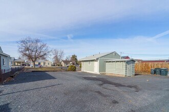 1025 W Columbia Ave in Moses Lake, WA - Foto de edificio - Building Photo