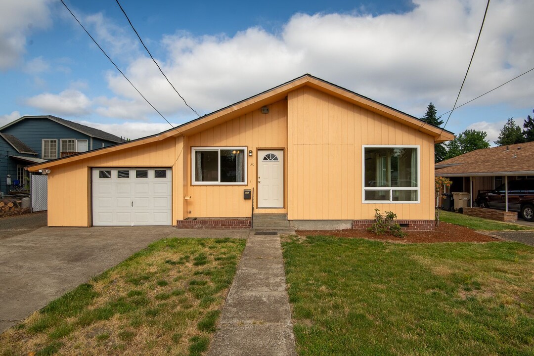 30 N Main St in Lebanon, OR - Building Photo