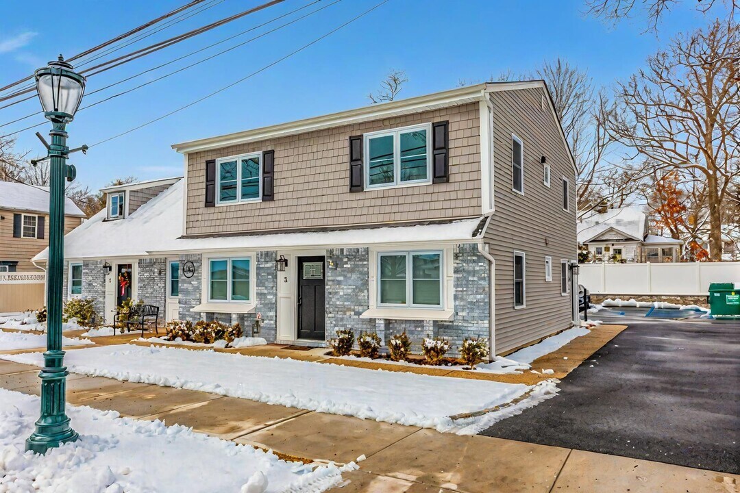 130 Orinoco Dr-Unit -3 in Brightwaters, NY - Building Photo