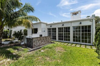 6590 Fountains Cir in Greenacres, FL - Foto de edificio - Building Photo