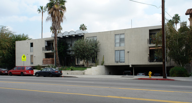 6248 Woodman Ave in Van Nuys, CA - Foto de edificio - Building Photo