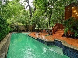 800 Leonard St in Austin, TX - Building Photo