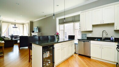 2554 W Augusta Blvd in Chicago, IL - Building Photo - Building Photo