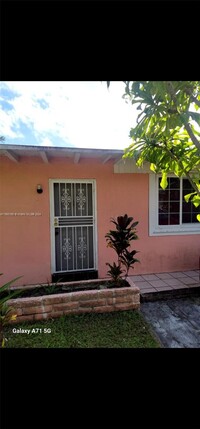 1060 NW 134th St in North Miami, FL - Foto de edificio - Building Photo