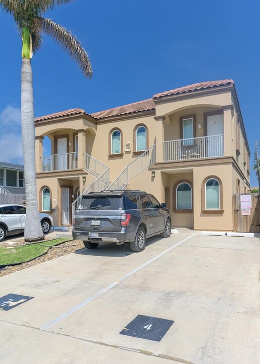 130 E Campeche St in South Padre Island, TX - Building Photo