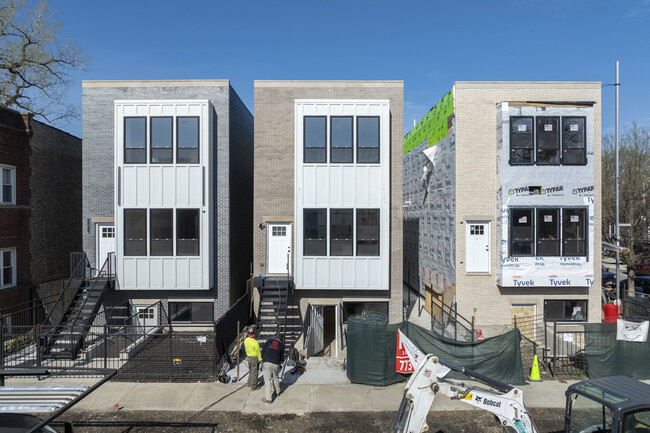 1052 N Central Park Ave in Chicago, IL - Building Photo - Building Photo