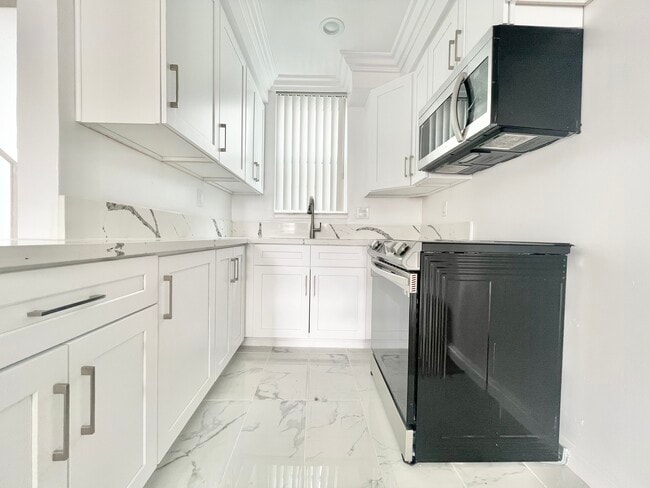6062 Fulton Ave in Los Angeles, CA - Building Photo - Building Photo