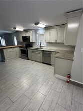752 State Rte 415 in Osteen, FL - Foto de edificio - Building Photo