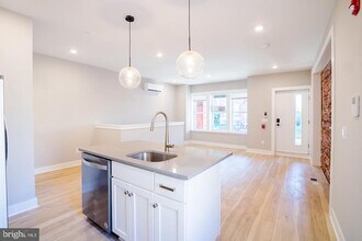 129 S 49th St in Philadelphia, PA - Building Photo - Building Photo