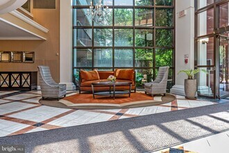 10101 Grosvenor Pl in North Bethesda, MD - Building Photo - Building Photo
