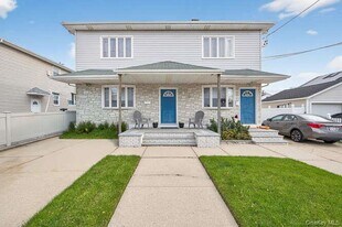 132 Roosevelt Ave in Mineola, NY - Building Photo