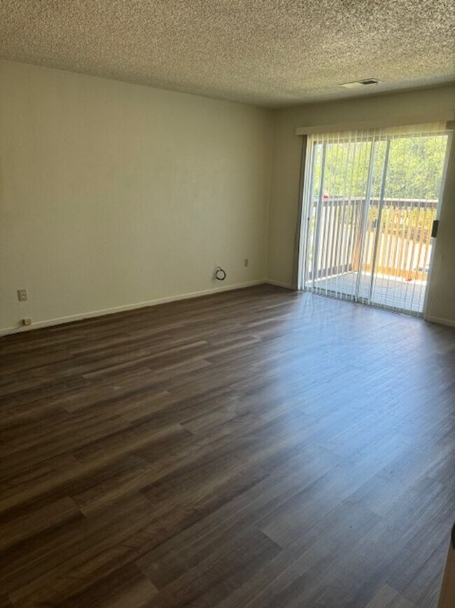 1801 Conifer Way, Unit 4 in Redding, CA - Building Photo - Building Photo