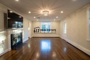 40 Puddingstone Ln in Newton, MA - Building Photo