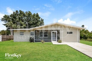 2326 Barcelona Ave in Ft. Myers, FL - Building Photo