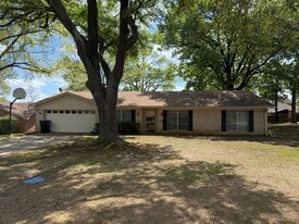 1221 Trailwood Ln in Longview, TX - Building Photo