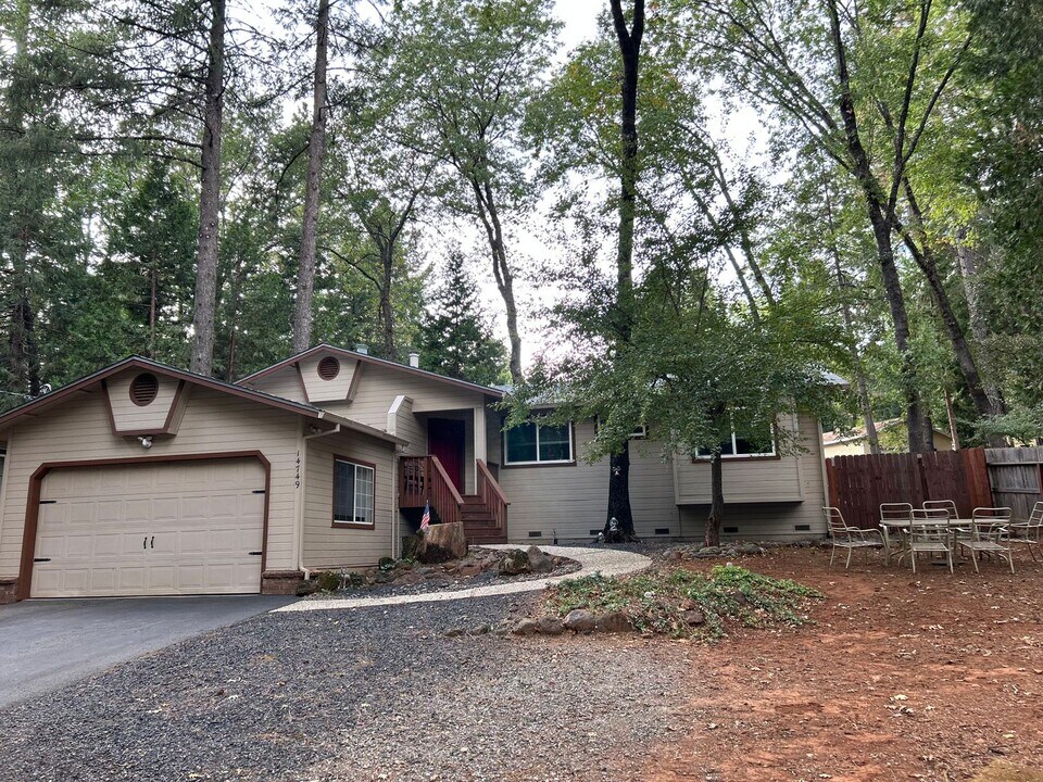 14749 Vassar Ct in Magalia, CA - Building Photo