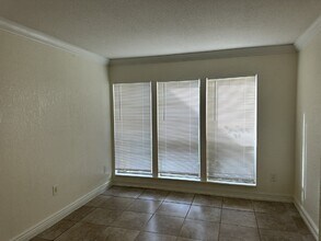 3409 Clark Rd, Unit 109 in Sarasota, FL - Building Photo - Building Photo