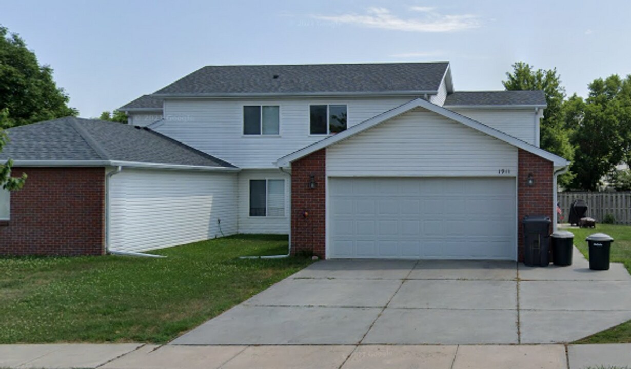 1911 W Lake St in Lincoln, NE - Building Photo