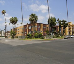 351 S. Manhattan Pl in Los Angeles, CA - Building Photo