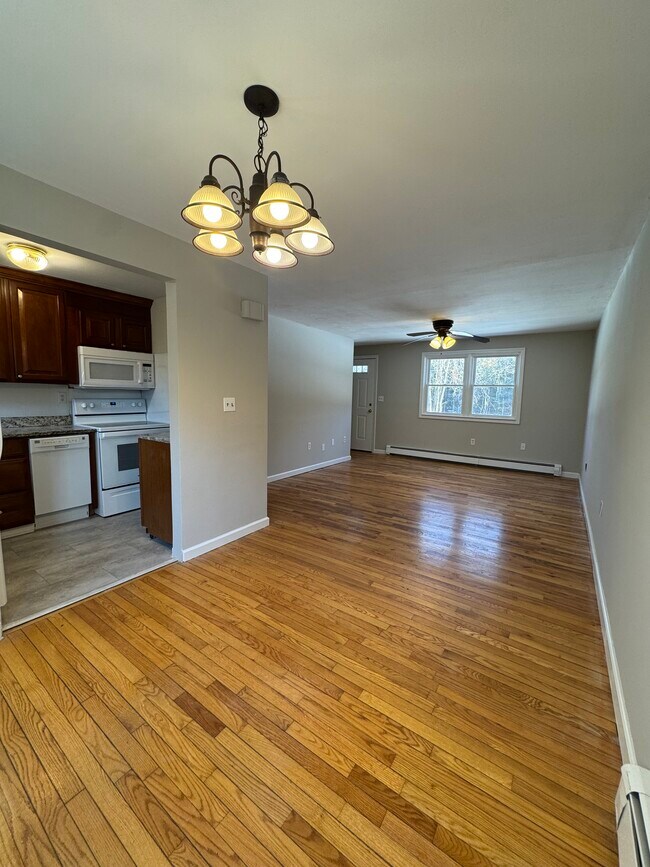 144 E Main St in Clinton, CT - Building Photo - Building Photo