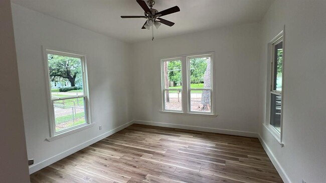 436 E Peach St in Angleton, TX - Building Photo - Building Photo