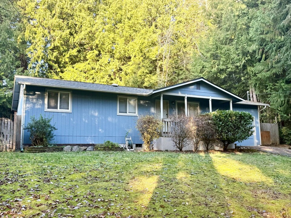 7990 NE Beachwood Ave in Poulsbo, WA - Building Photo