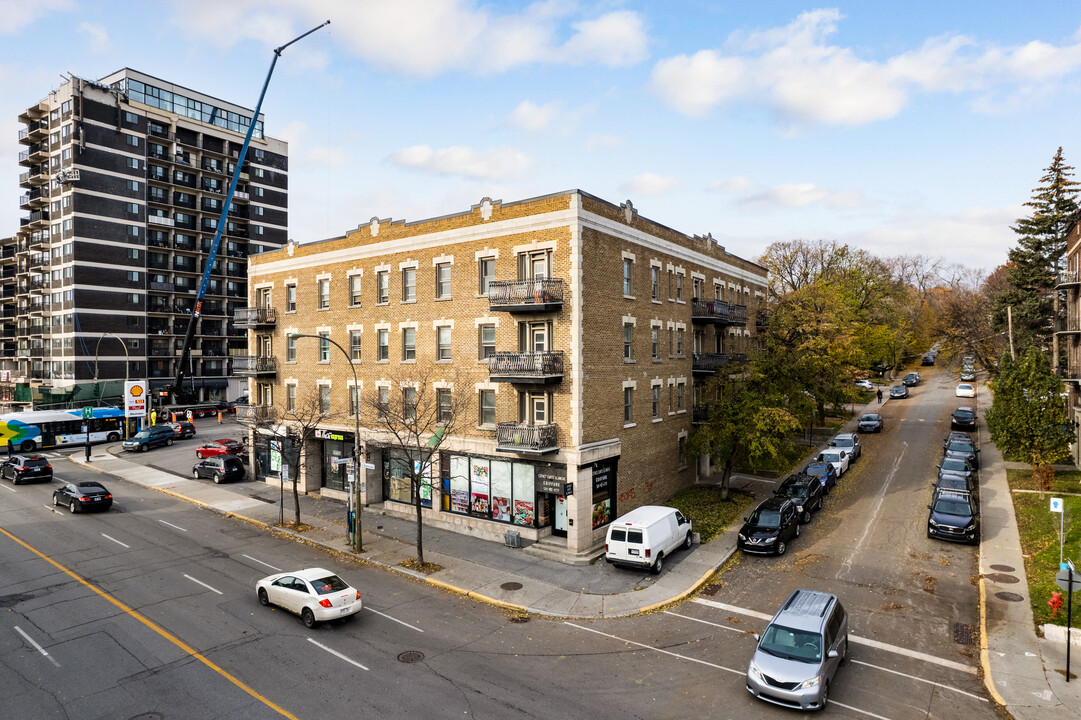 5251-5265 Sherbrooke Rue O in Montréal, QC - Building Photo