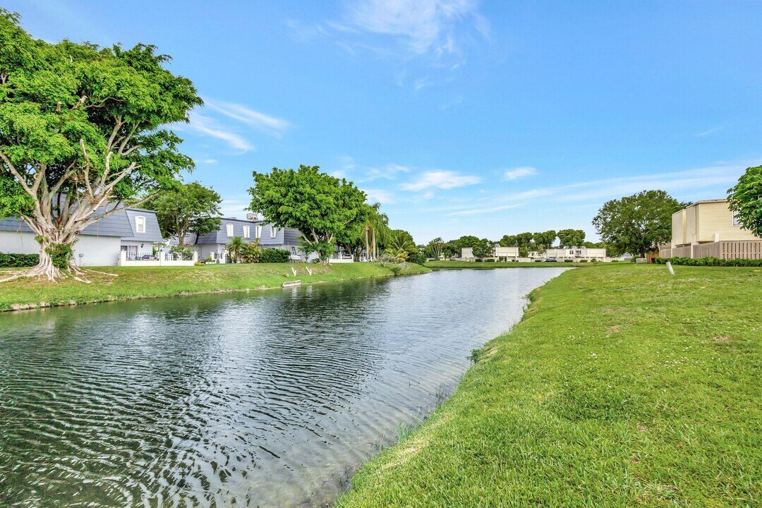 1586 Shaker Cir in Wellington, FL - Building Photo
