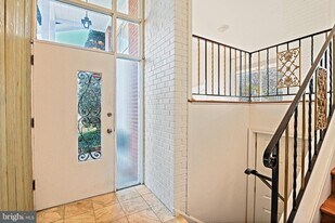 1126 Ormond Ct in McLean, VA - Building Photo