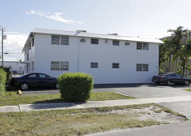 1560 NE 124th St in Miami, FL - Building Photo - Building Photo