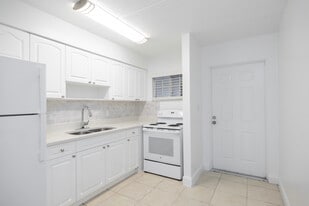 Nautica Apartments in St. Petersburg, FL - Building Photo