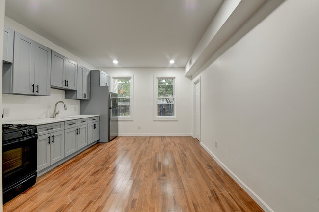 37 Logan Ave in Jersey City, NJ - Foto de edificio - Building Photo