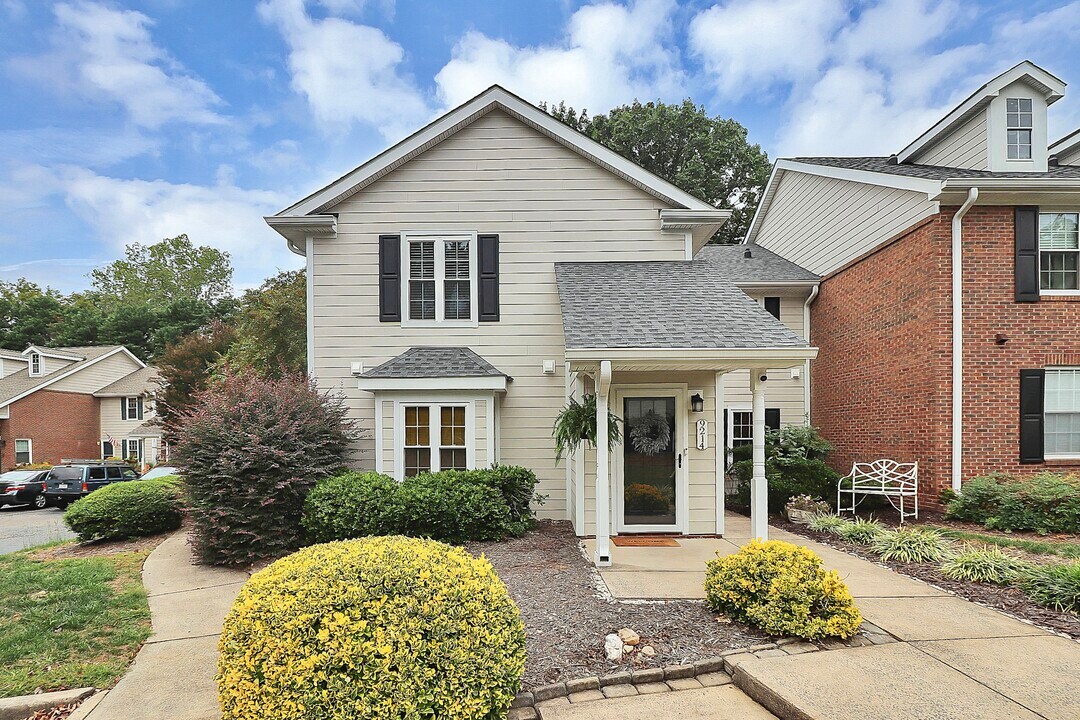 9214 Kings Canyon Dr in Charlotte, NC - Building Photo