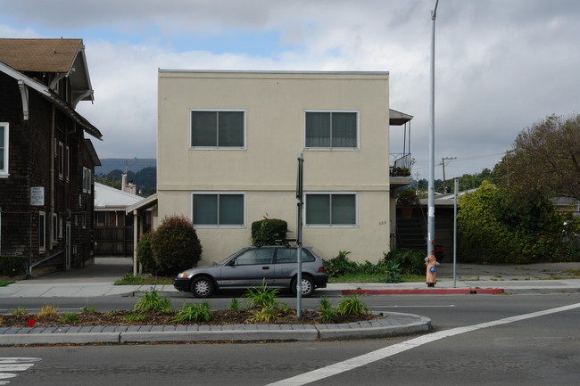 985 Huntington Ave in San Bruno, CA - Foto de edificio - Building Photo