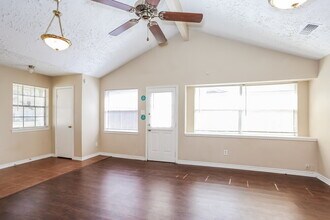 11 Crestbriar Ct in Baytown, TX - Building Photo - Building Photo