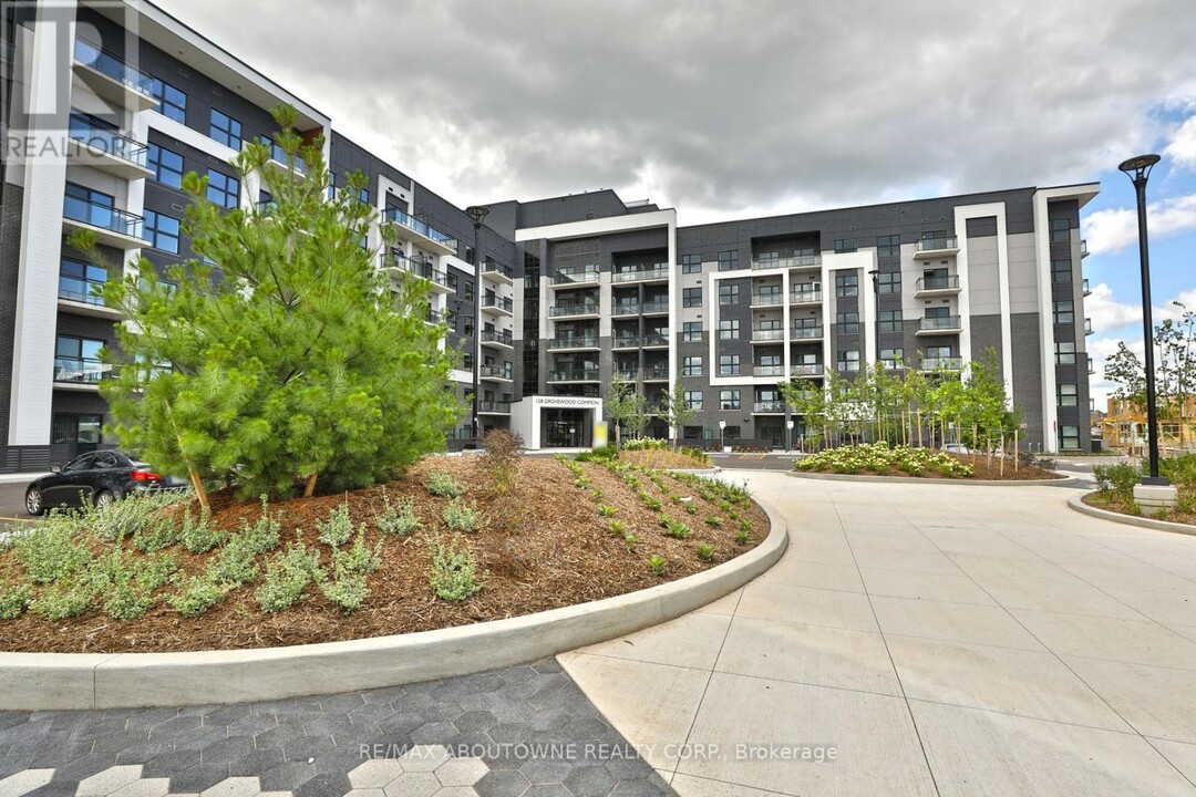 128-128 Grovewood Common in Oakville, ON - Building Photo