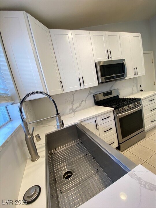 808 Binbrook Dr in Henderson, NV - Building Photo