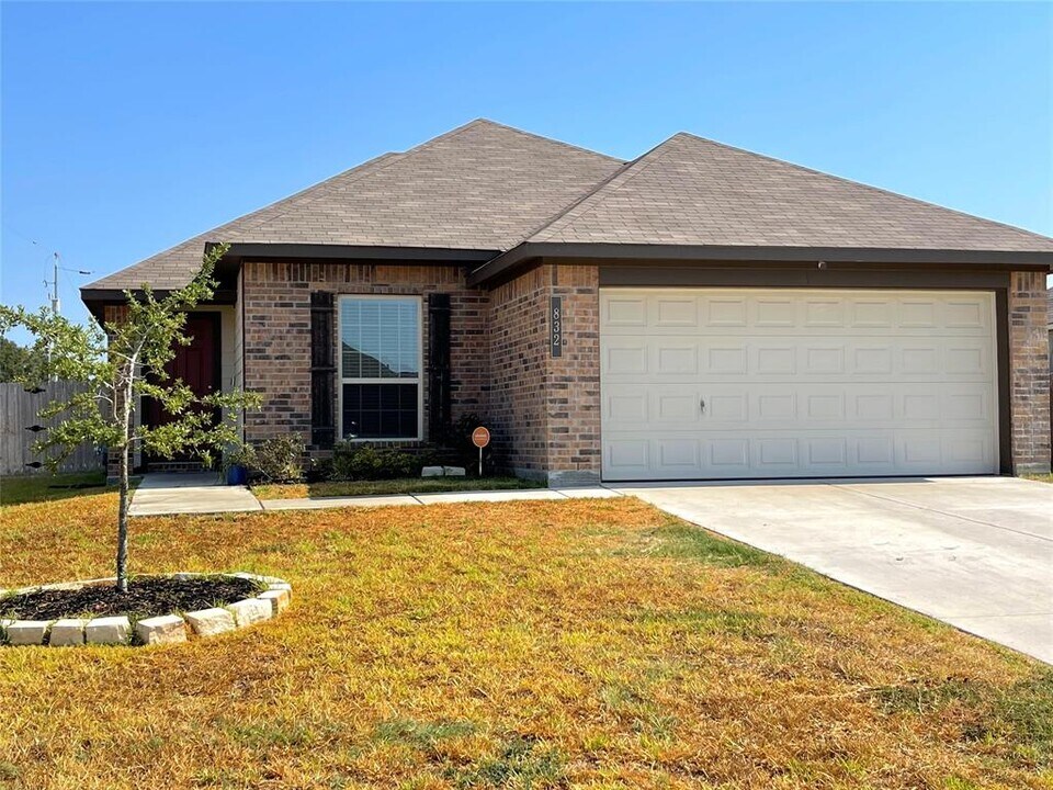 832 Mockingbird St in Navasota, TX - Building Photo