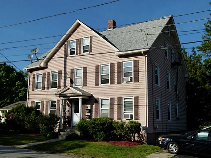 22 Eastman St in Warwick, RI - Foto de edificio