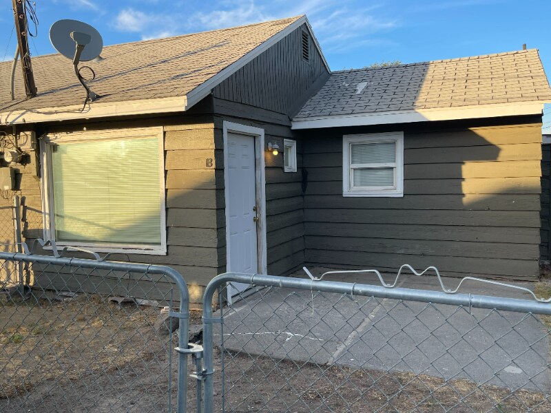 2111 W Spruce St in Moses Lake, WA - Building Photo