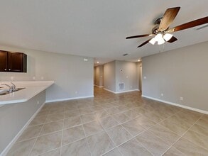 242 SW Oakridge Dr in Port St. Lucie, FL - Foto de edificio - Building Photo