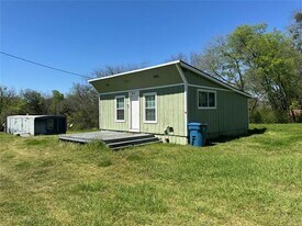 202 W Tarrant St in Cumby, TX - Building Photo