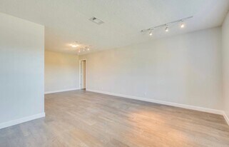 6241 Cranberry Ln E in Jacksonville, FL - Building Photo