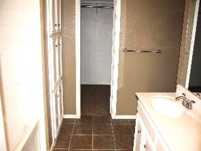 1010 Oakridge Ave in Lubbock, TX - Building Photo - Building Photo