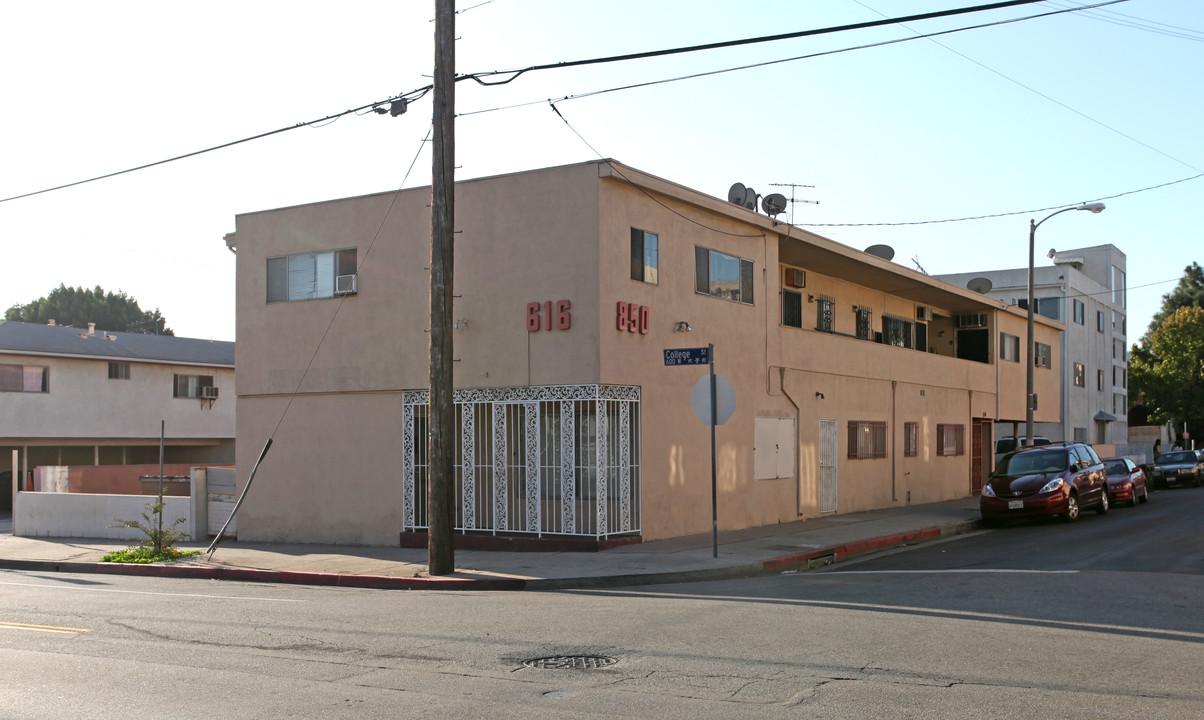 616 W College St in Los Angeles, CA - Building Photo