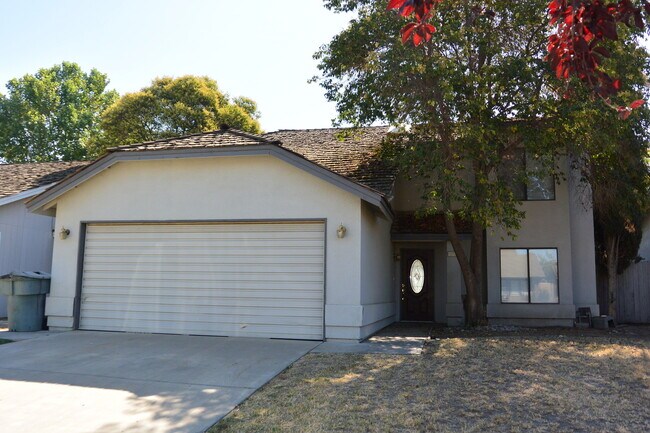 1128 N Manzanita St in Visalia, CA - Foto de edificio - Building Photo