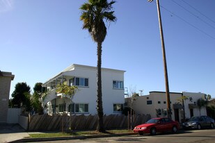 Voltaire St Apts and Market in San Diego, CA - Building Photo